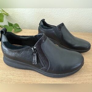 Clark’s zip loafer cushioned shoes W9